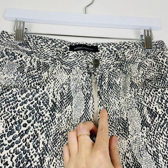 Moda International Black White Snake Print Straight Leg Pants Size 8 Petite - Picture 7 of 7